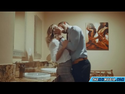 ❤️ Блондинка сени коомдук дааратканада азгырып жатканда Катуу порно боюнча бизде